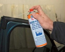Чем смазывать двери автомобиля?