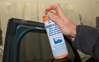 Чем смазывать двери автомобиля?